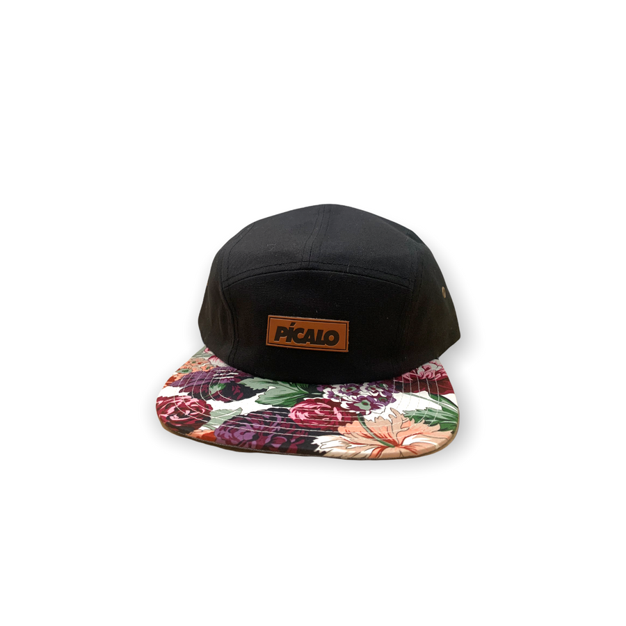 5panel negra / flores violetas fondo blanco